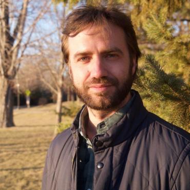 Photo of Mike Alberti outdoors by Lake of the Isles in Minneapolis